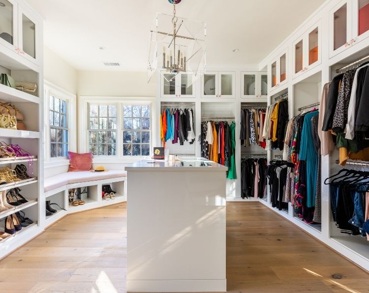 5 Signs You Desperately Need a Closet Makeover